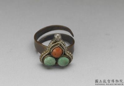 图片[2]-Silver ring with inlay of coral and turquoise, Qing dynasty, 18th c., Tibetan work-China Archive